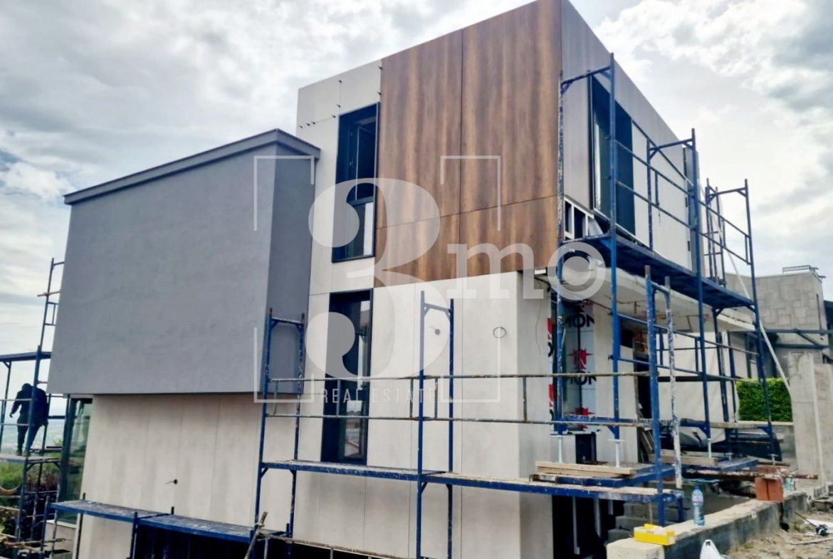 „3mo“ недвижими имоти продава новострояща се луксозна къща, находяща се в с. Бистрица