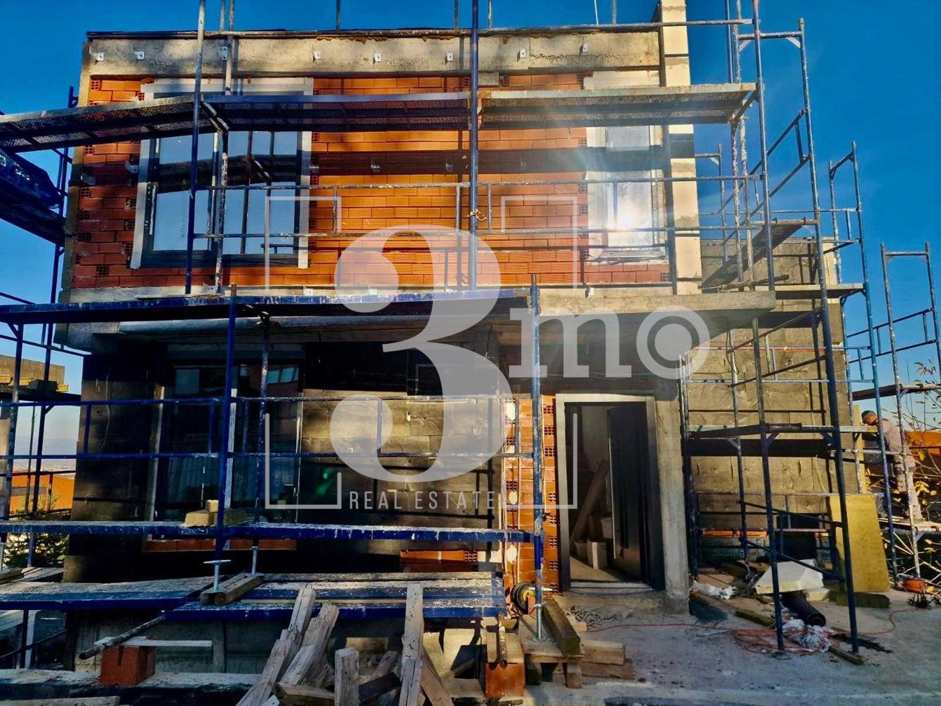 „3mo“ недвижими имоти продава новострояща се луксозна къща, находяща се в с. Бистрица - 0