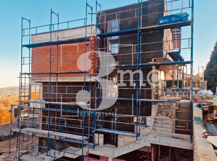 „3mo“ недвижими имоти продава новострояща се луксозна къща, находяща се в с. Бистрица - 0