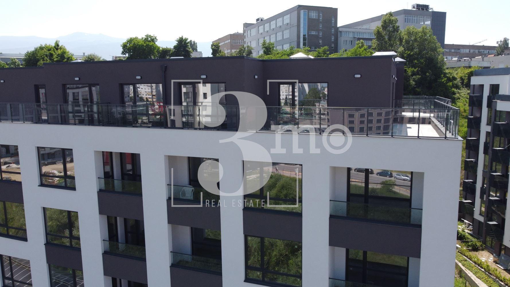 „3mo“ недвижими имоти продава тристаен апартамент, находящ се в ж.к. Дружба 2 - 0
