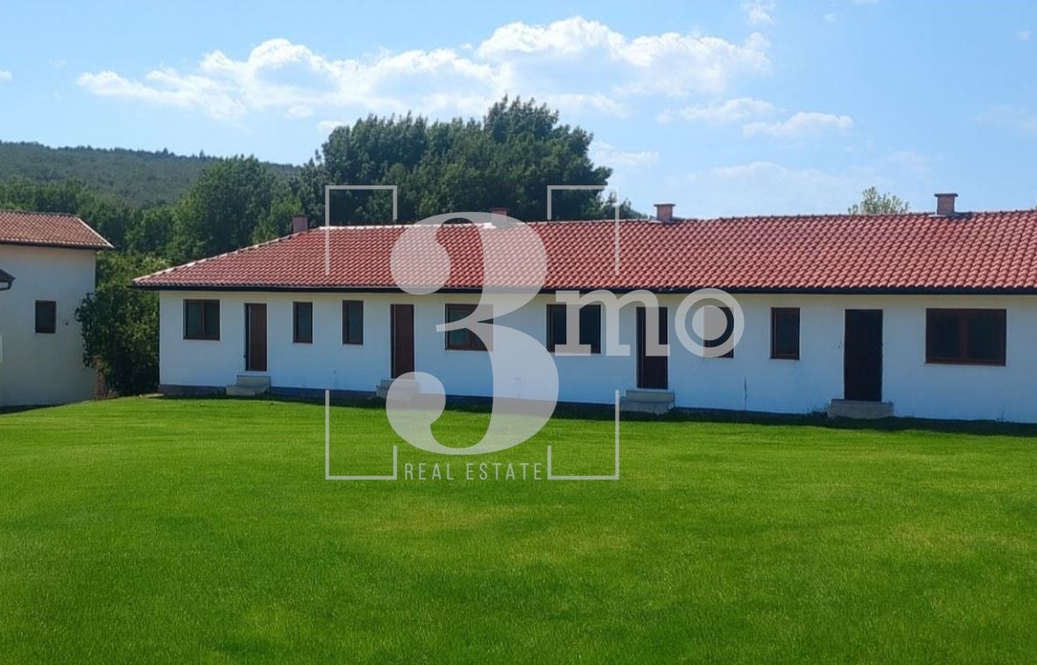 „3mo“ недвижими имоти продава две къщи-близнак, находящи се в с. Юнец, област Варна