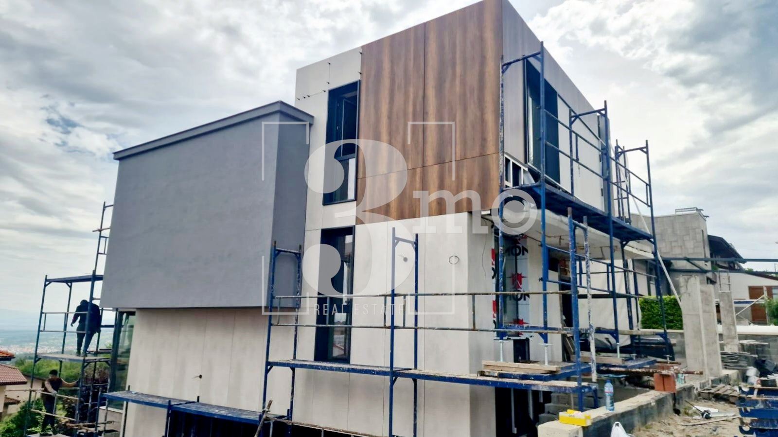 „3mo“ недвижими имоти продава новострояща се луксозна къща, находяща се в с. Бистрица - 0