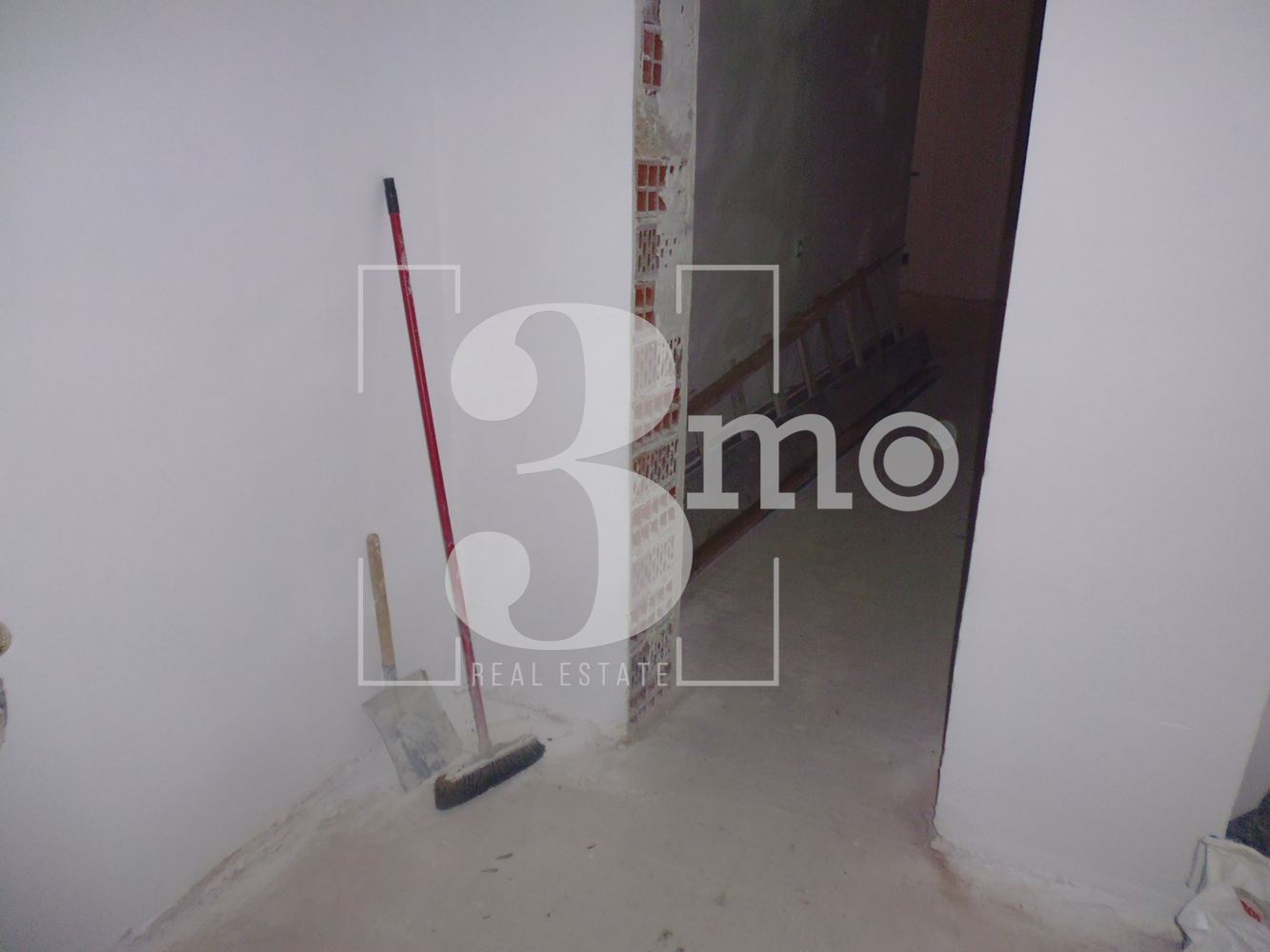 Търговско помещение за продажба в ж. к. Люлин - център, гр. София - 0