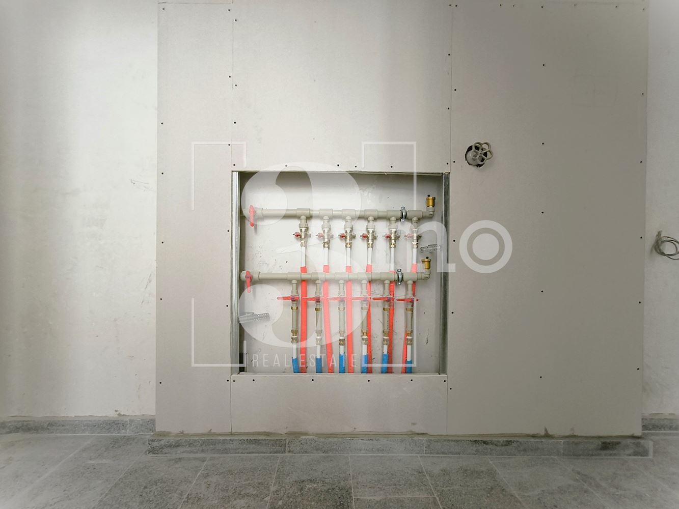 Тристаен апартамент пред АКТ 16 в ж.к. Люлин, град София - 0