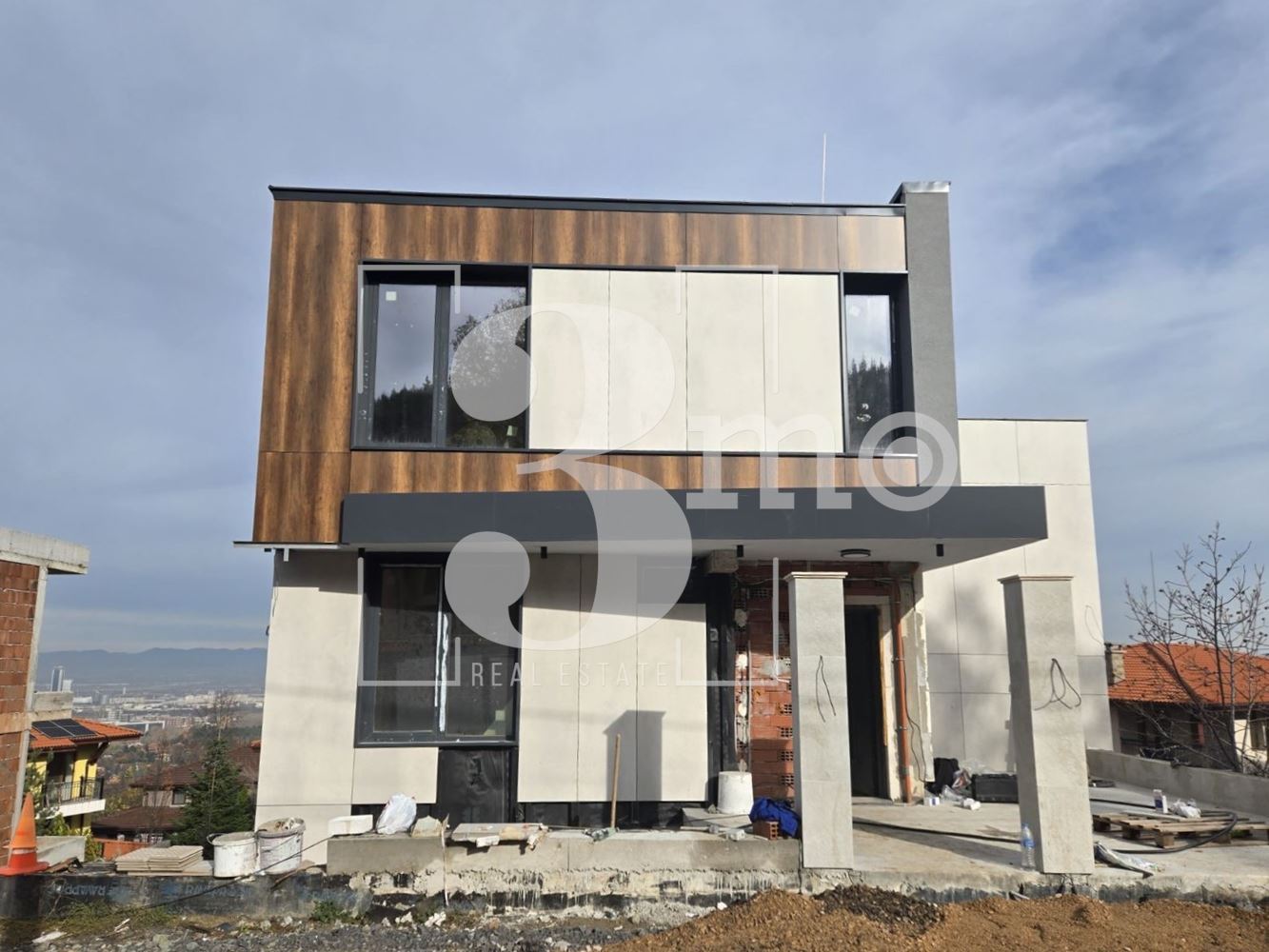 „3mo“ недвижими имоти продава новострояща се луксозна къща, находяща се в с. Бистрица - 0