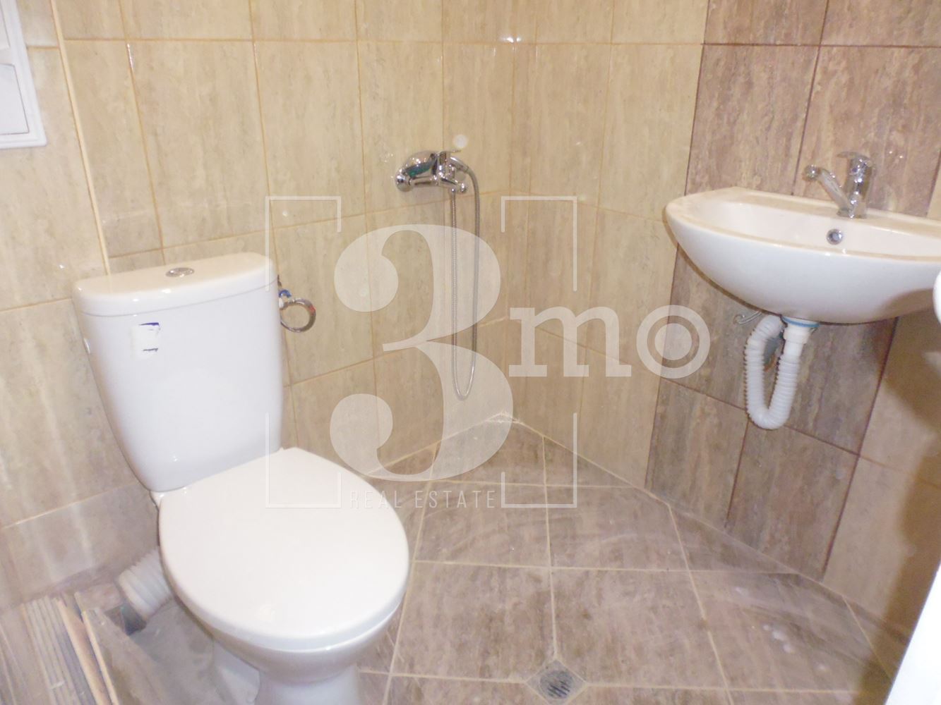 Търговско помещение за продажба в ж. к. Люлин - център, гр. София - 0