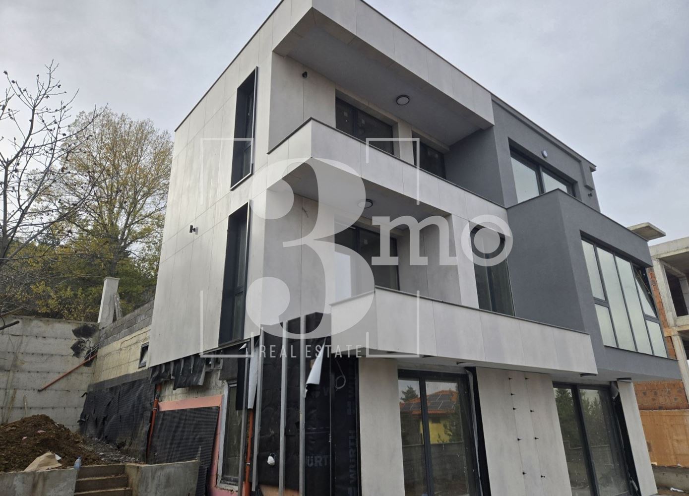 „3mo“ недвижими имоти продава новострояща се луксозна къща, находяща се в с. Бистрица - 0