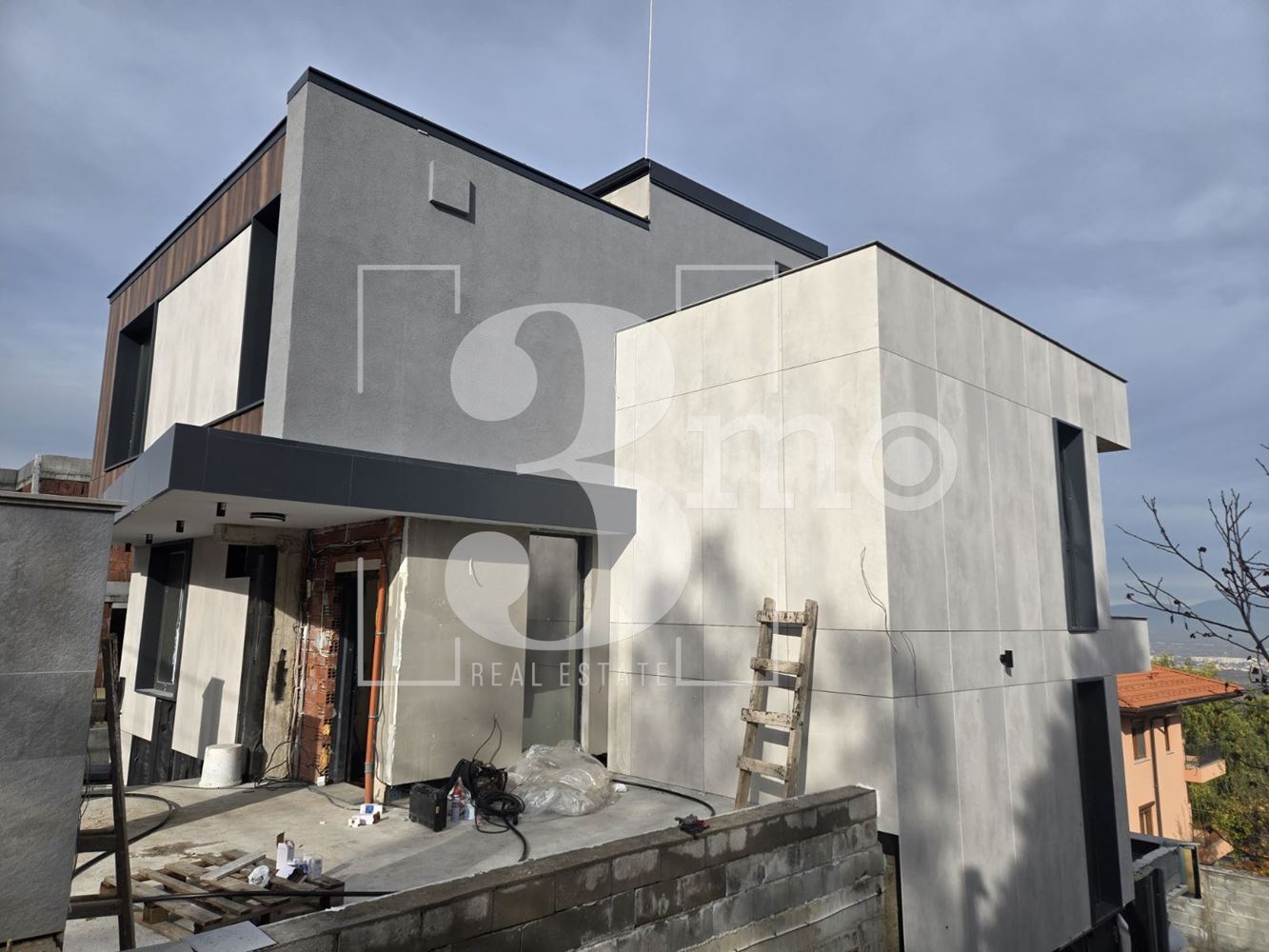 „3mo“ недвижими имоти продава новострояща се луксозна къща, находяща се в с. Бистрица - 0