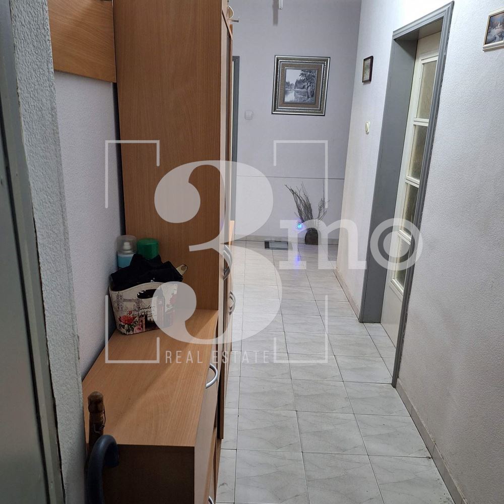 Тристаен тухлен апартамент в ж.к.Връбница 2 - 0