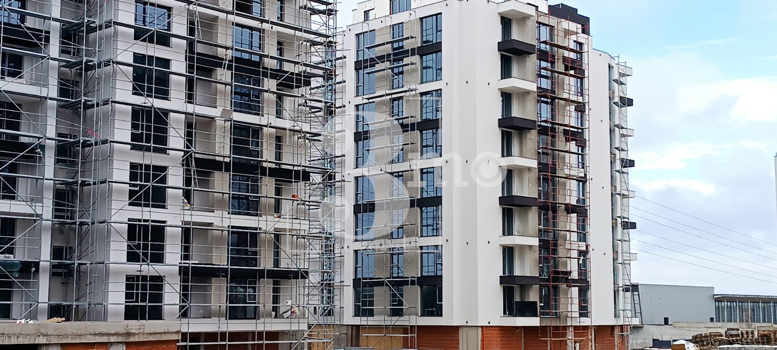 Продава двустаен апартамент с голяма тераса в затворен комплекс в ж.к. Люлин-5, София - 0