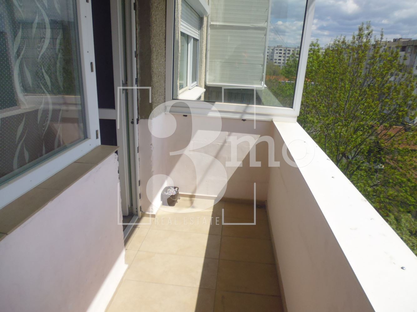 Тристаен непреходен апартамент за продажба . ж.к. Надежда 1, гр.София - 0