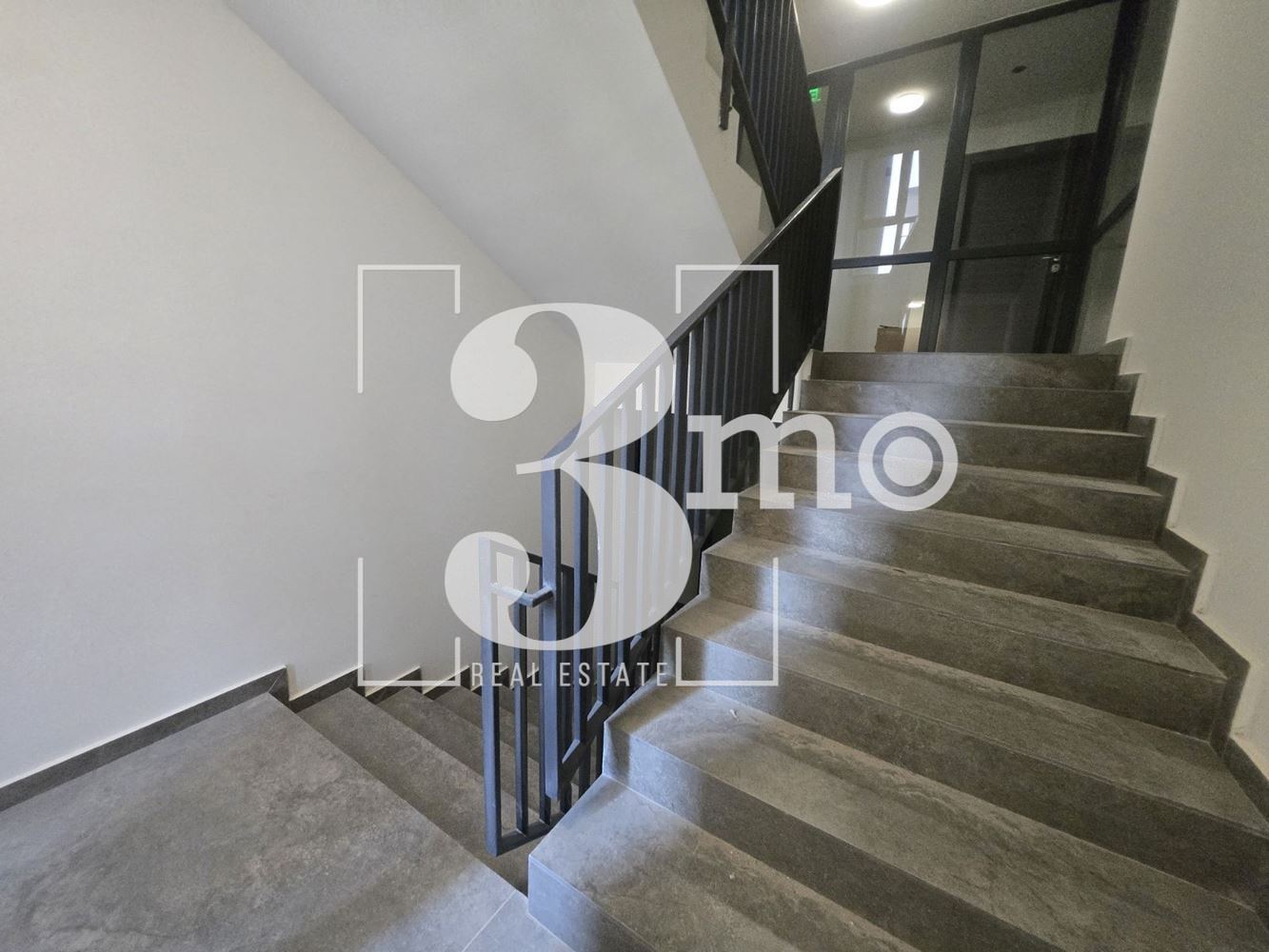 „3mo“ недвижими имоти продава двустаен апартамент, находящ се в ж.к. Дружба 2 - 0