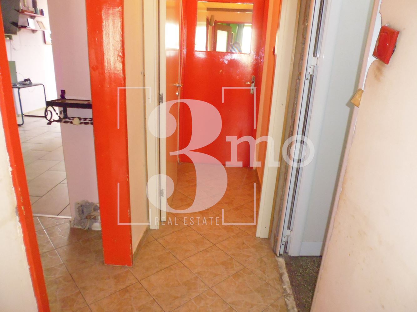 Тристаен непреходен апартамент за продажба . ж.к. Надежда 1, гр.София - 0