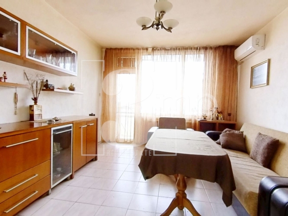 Тристаен тухлен апартамент в ж.к.Връбница 2 - 0